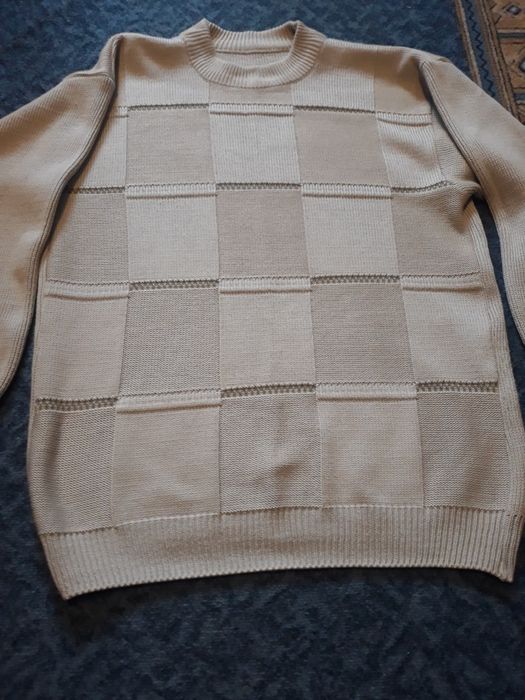 В наявності в гарному стані светер.