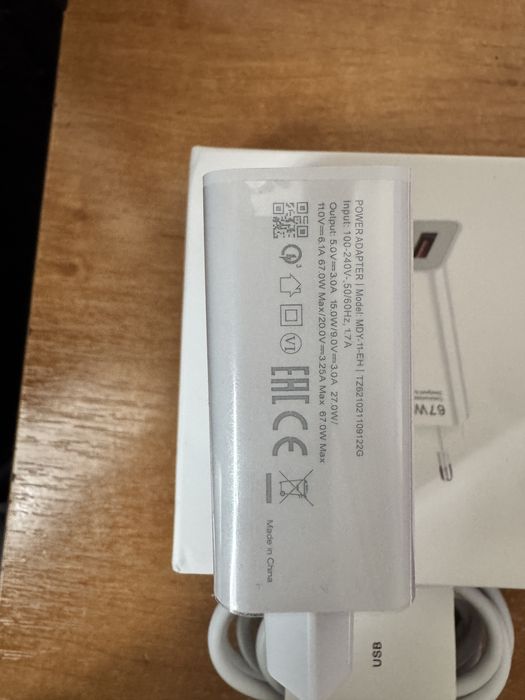 Быстрая зарядка 67W з кабелем USB-C.