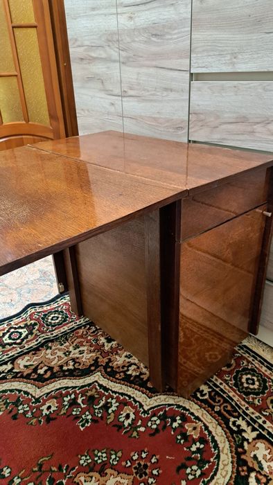 Продам стол.          .