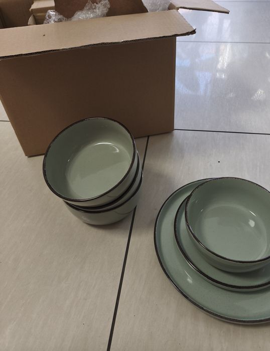 Zestaw komplet obiadowy  na 4 lub 8 osób .