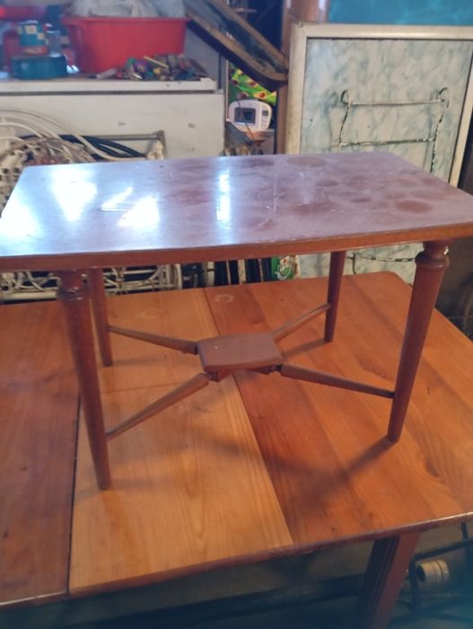 Vendo esta mesa muita bonita bom estado