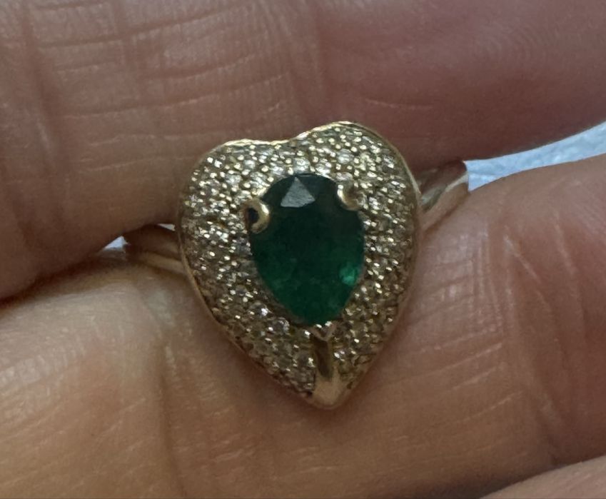 Золотое кольцо с бриллиантами и Изумрудом