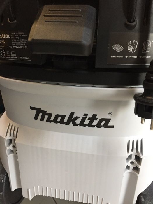 Aspirador 42L 1400W Makita VC4210LX