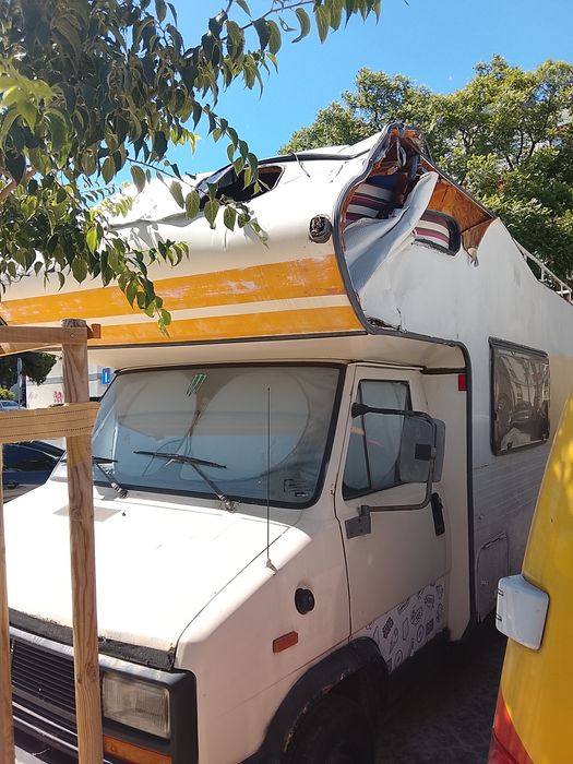 Autocaravana acidentada o resto com tudo bom interior  para quem tiver espaço e interesse em reparar tem aqui boa oportunidade é antiga pneus novos