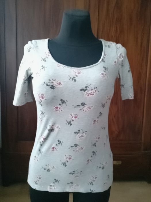 Szara bluzka w róże Cropp rozmiar M