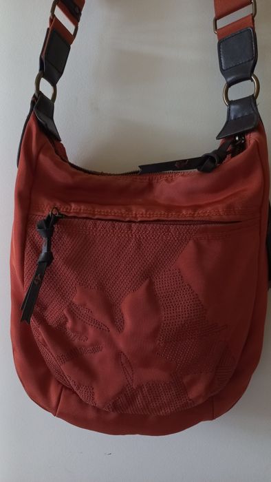 Mala tiracolo marca Sisley, alça regulável, cor de tijolo alaranjado