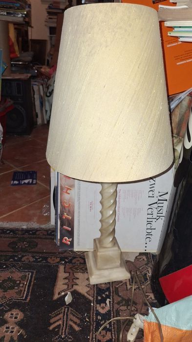 Candeeiro com base em pedra estilo retro