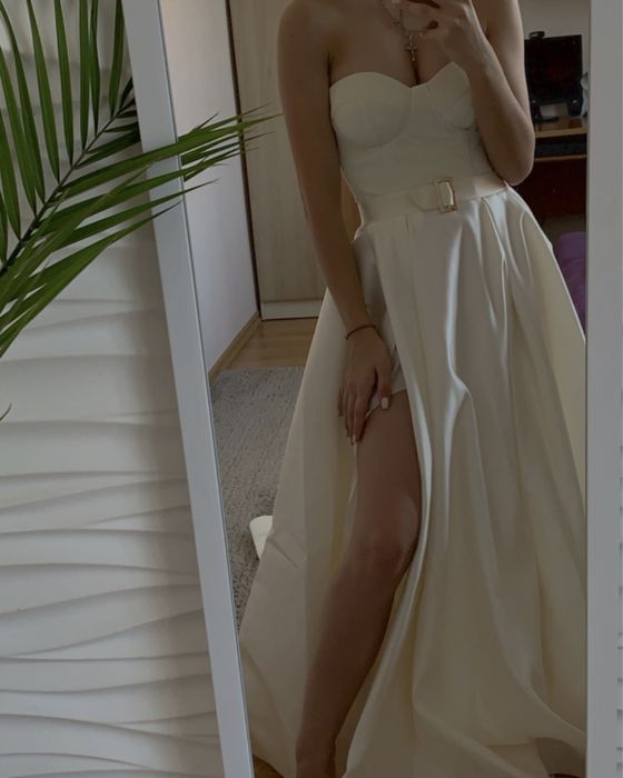 Сукня зі шлейфом