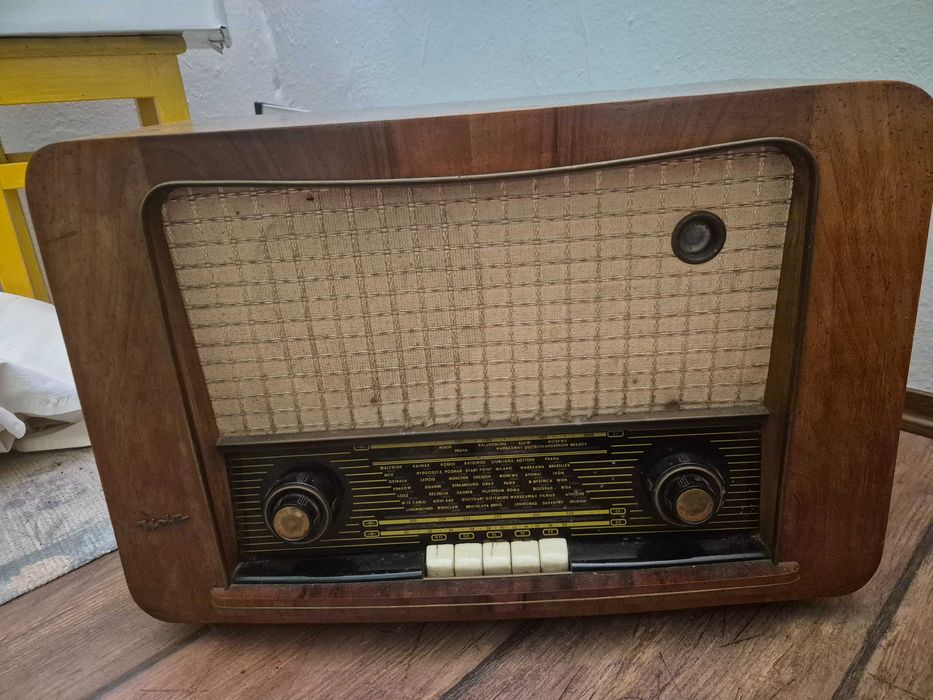 Zabytkowe radio lampowe z lat 70