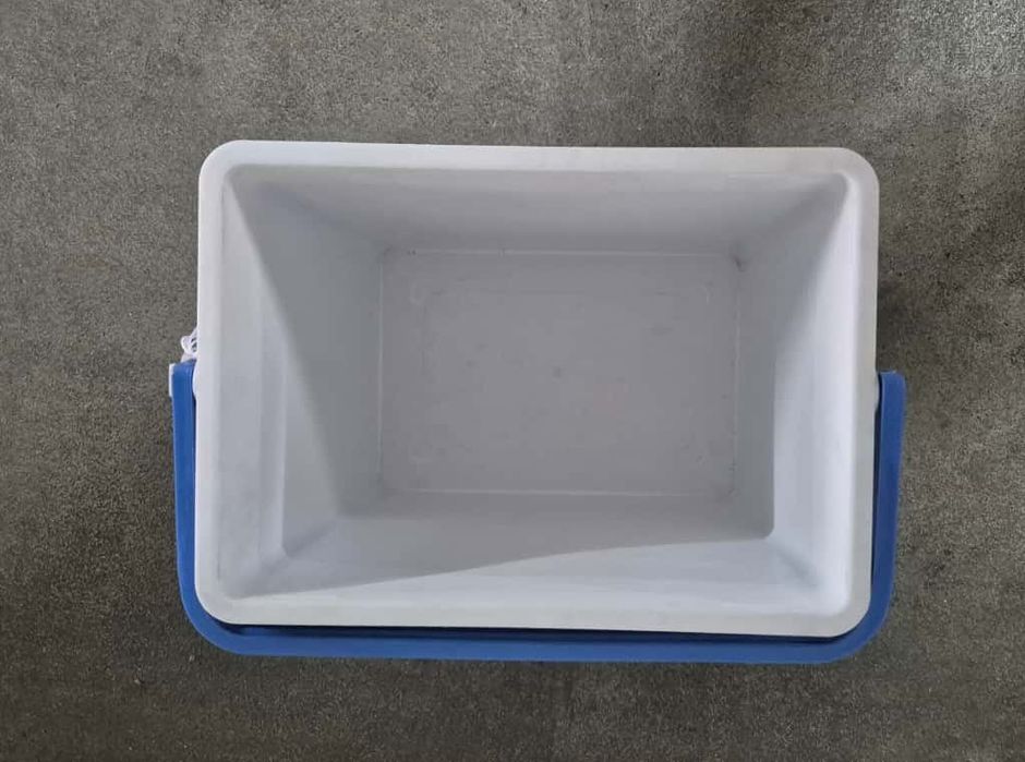 Geleira azul com tampa amarela