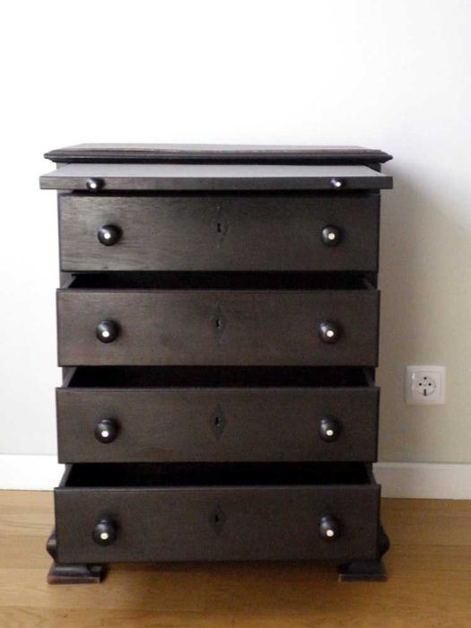 Mesinha de cabeceira em mogno