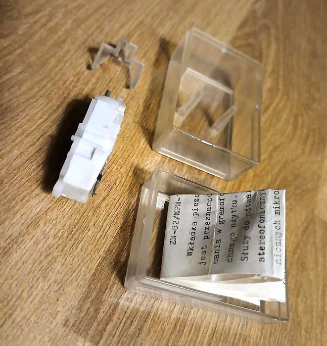 Unitra Fonica – stereofoniczna, ceramiczna wkładka adaptera UF-70