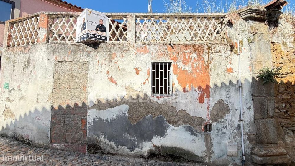 Moradia com terraço, para reabilitação, no centro histórico de Mira...
