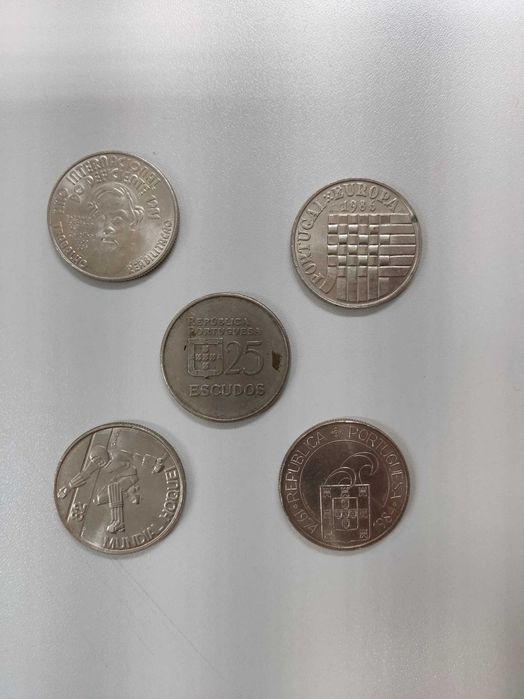 Cinco moedas de 25 escudos