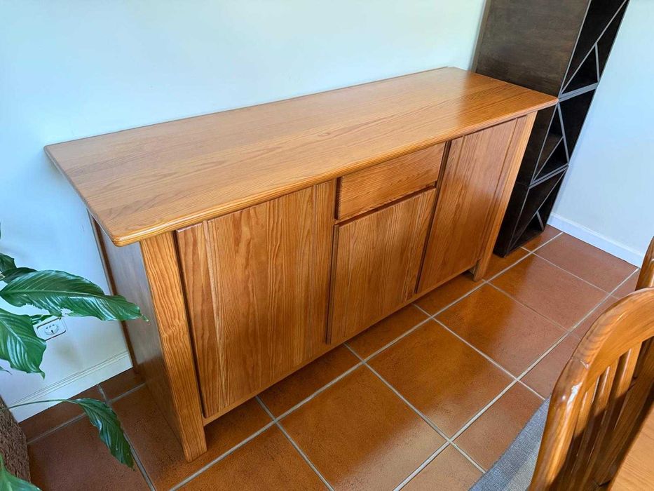 Conjunto de Sala de Jantar com uma mesa, 6 cadeiras e 1 aparador