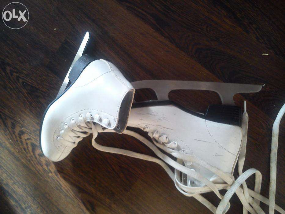 Łużwy figurowe dziewczęce.