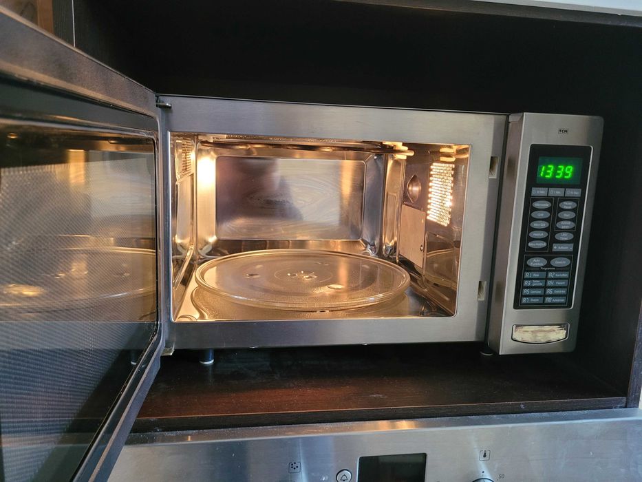 Mocna kuchenka mikrofalowa TCM, 1000W