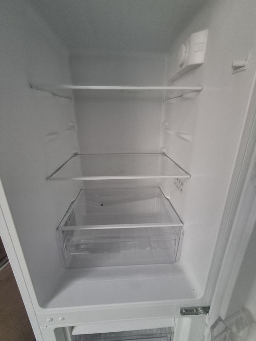 Холодильник з морозильною камерою