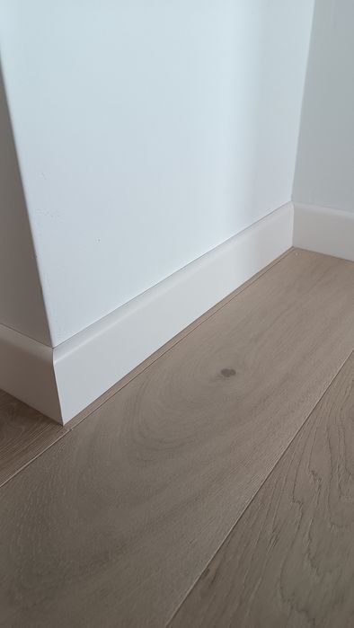 Montaż listew przypodlogowych