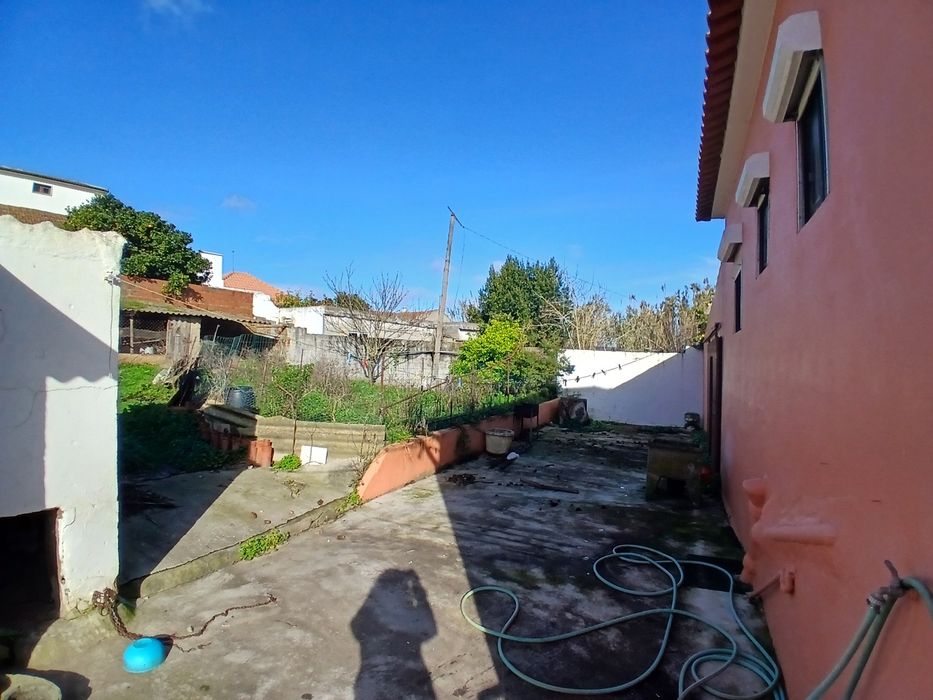 Moradia antiga, anexos, garagem e quintal