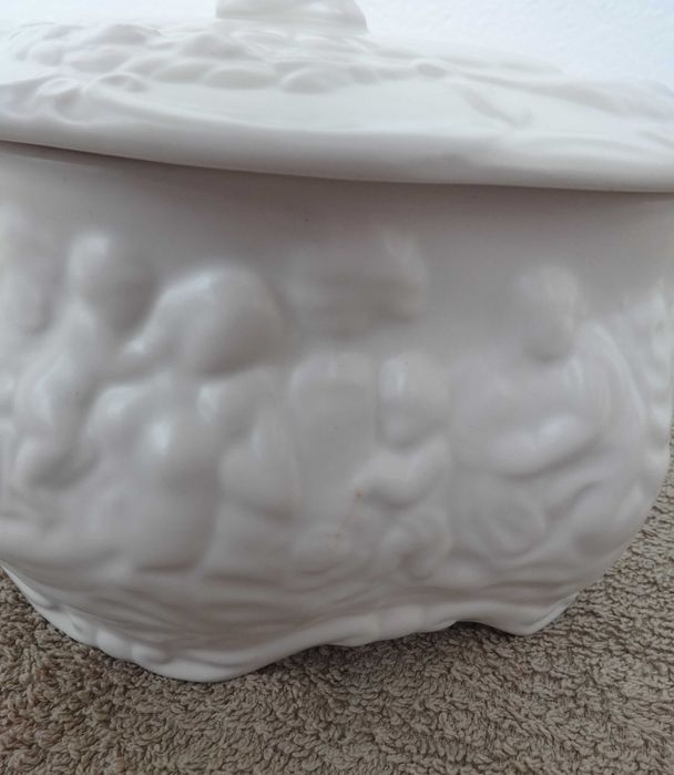 Boleira em Porcelana Branca Antiga