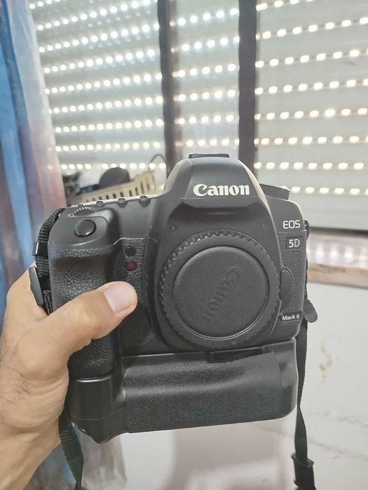 Canon 5D Mark II full frame c/ Grip, 2 Baterias, 96GB 22 mil Disparos