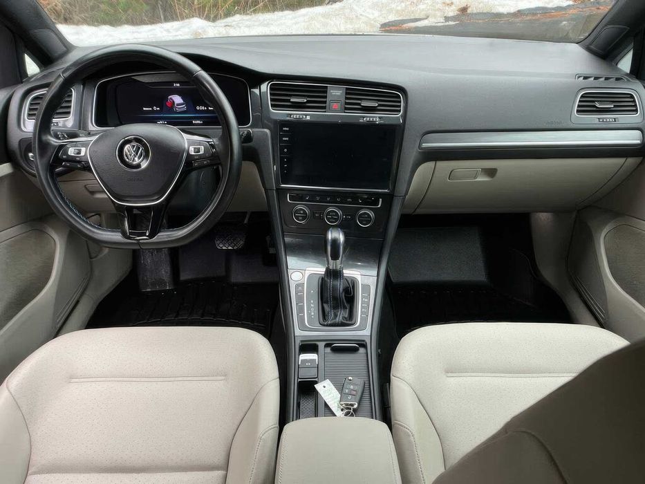 Volkswagen e-Golf      2018