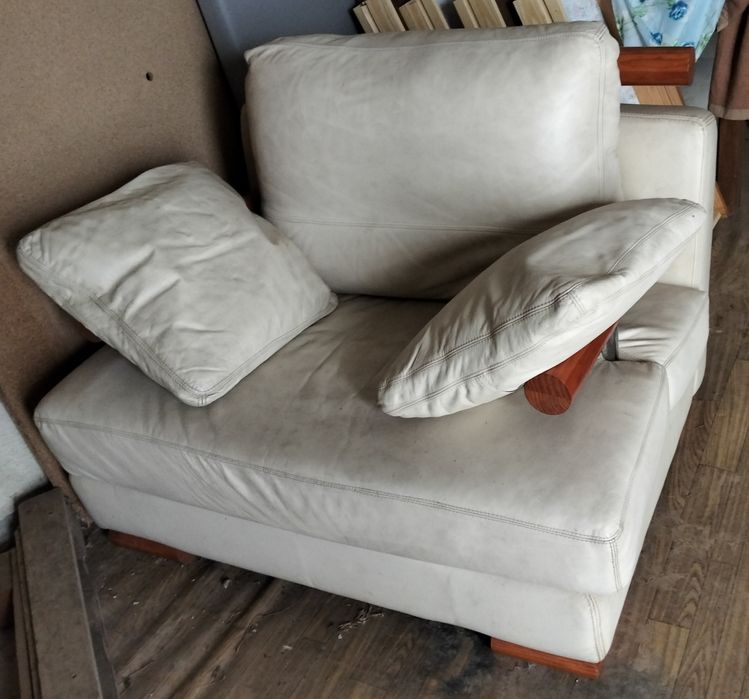 Três sofás em pele