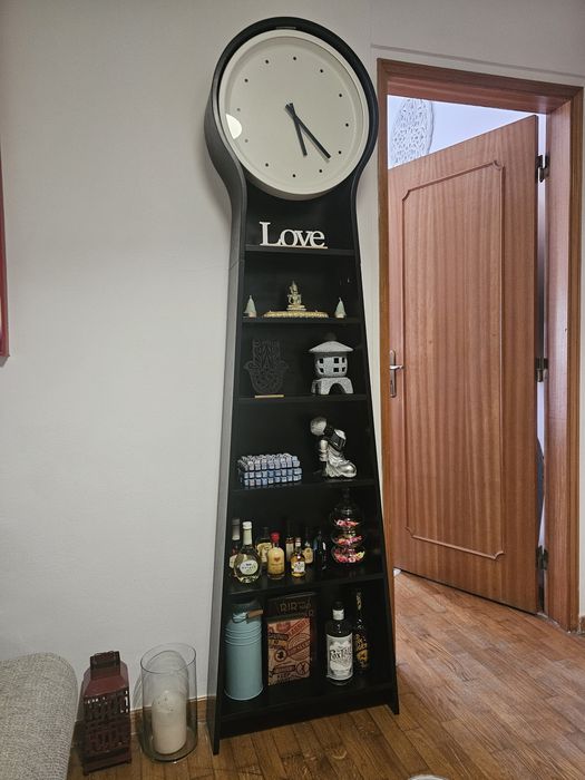 Estante ikea com relógio como nova