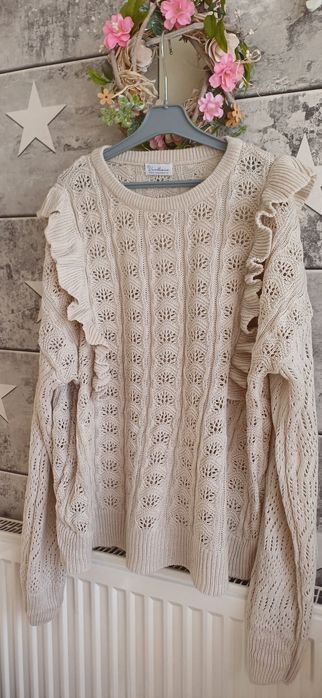 Beżowy ażurowy sweterek sweter Varlesca nude falbany falbanki