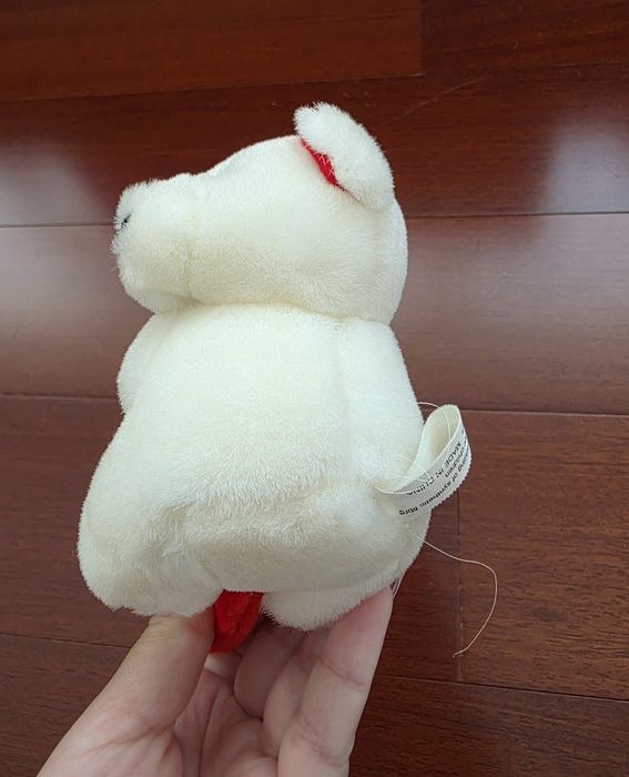 Moldura em formato de coração com um urso de peluche