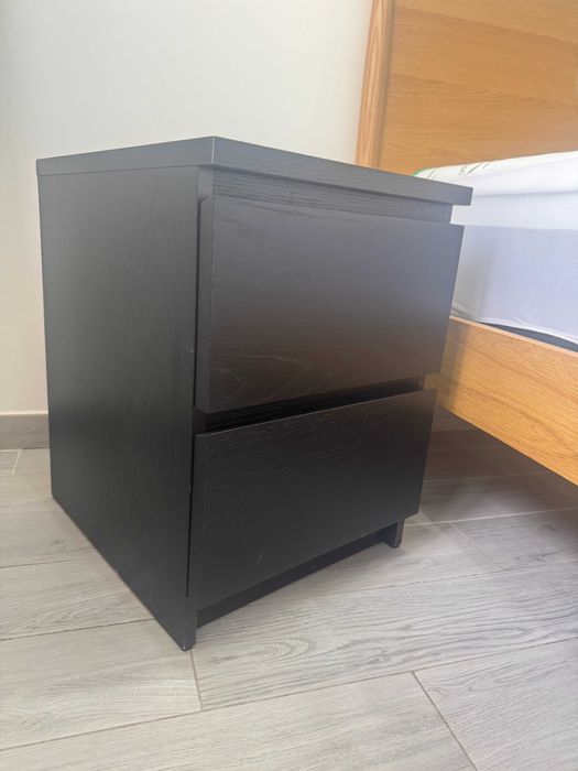 Mesa de cabeceira Ikea, modelo MALM, cor preto-castanho.