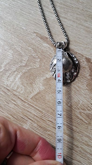 Naszyjnik w kolorze srebrnym i wisiorek coś jakby muszla z cyrkoniami