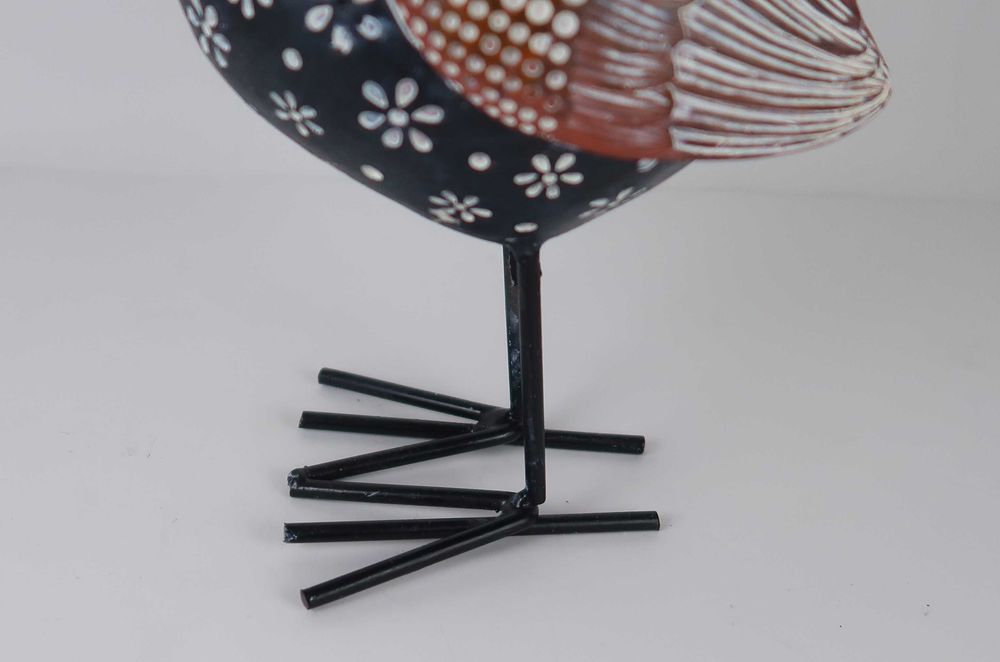 Galo decorativo com pés de metal