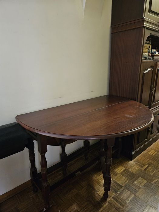 Mesa de sala com abas