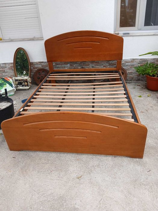 Cama de casal em madeira maciça...