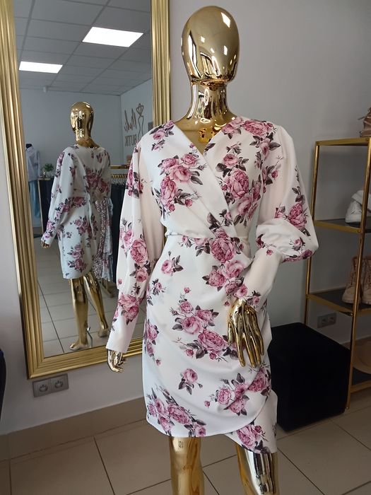 Sukienka biała w różowe kwiaty