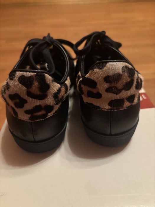 Кросівки жіночі на шнурках