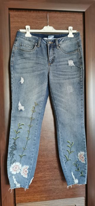 Spodnie dżinsowe z haftem