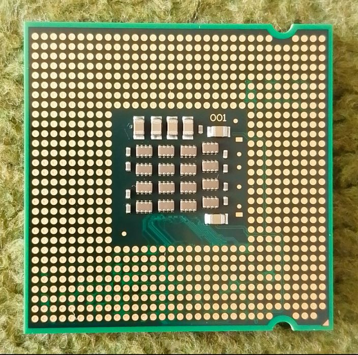 Płyta główna Gigabyte wraz z procesorem Intel Celeron głośniczkiem i kablami.