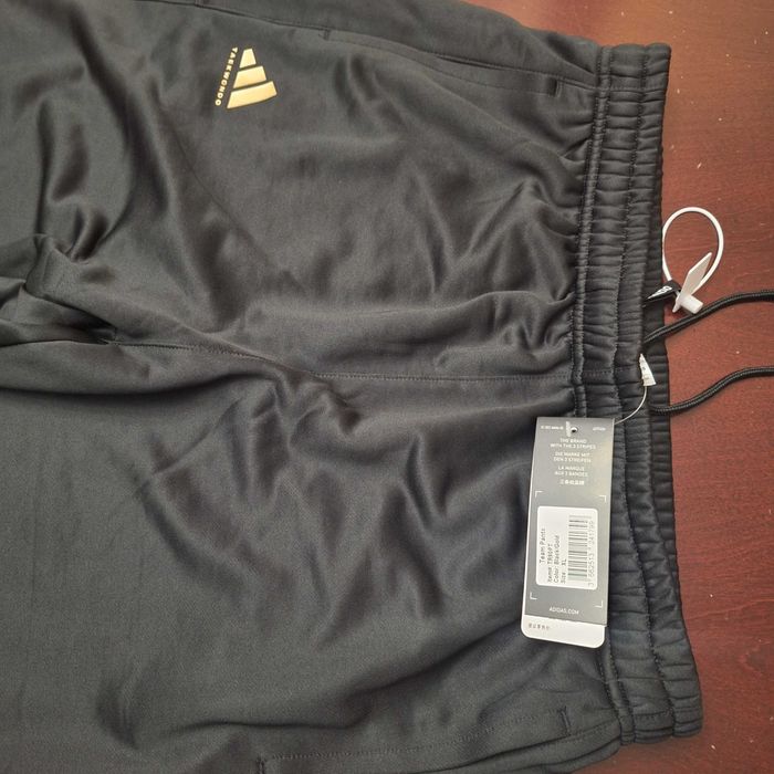 Męskie spodnie dresowe adidas XL nowe ze złotymi lampasami