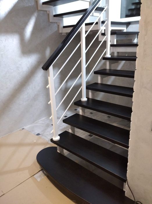 Сходи лофт металевий каркас сходинки перила лестница драбина