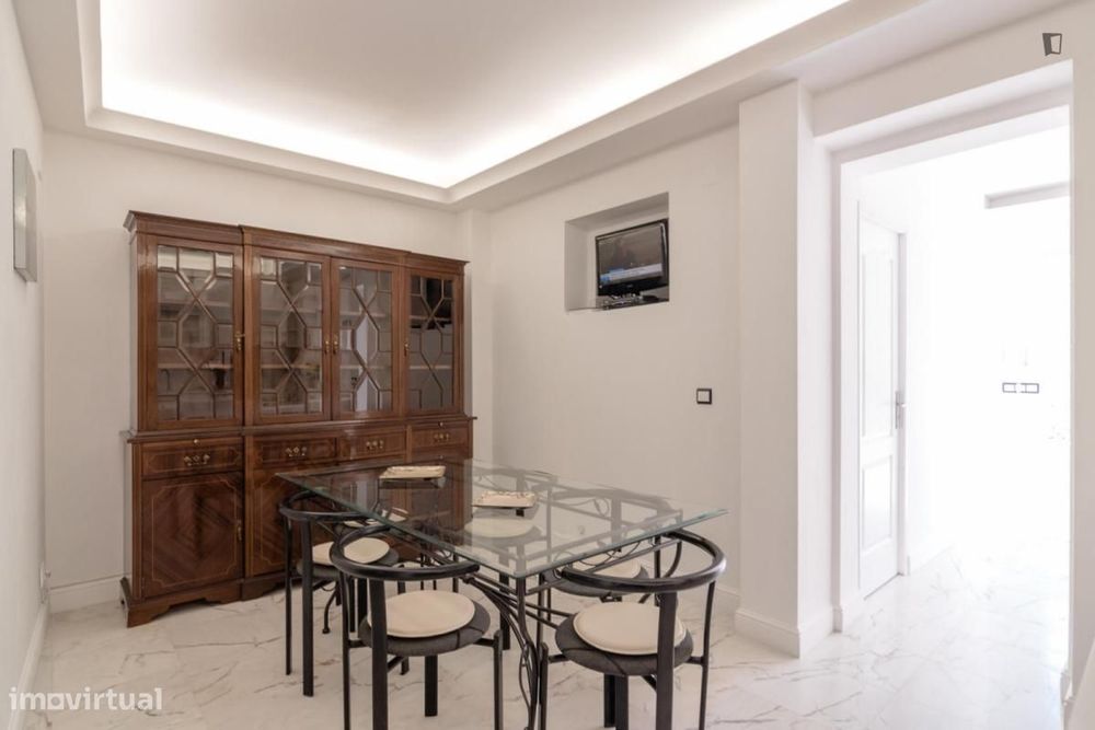 Quarto - localizado em Campolide Lisbon