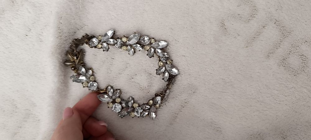 2 Peças brilhantes de bijuteria. Usadas