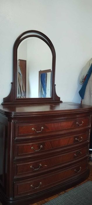 Cómoda e duas mesas de cabeceira antigas