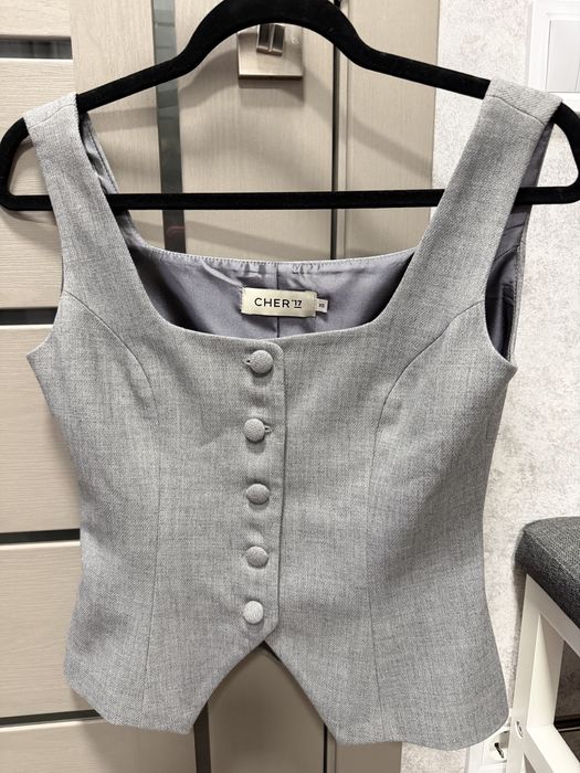 Жіноча жилетка сірого кольору