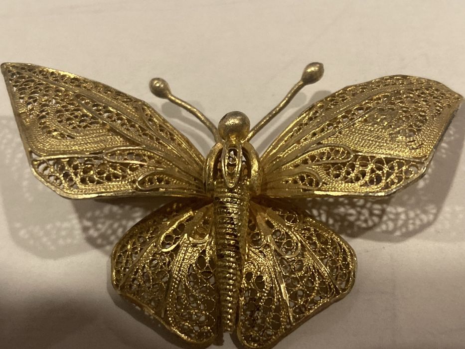 Alfinete borboleta em prata dourada