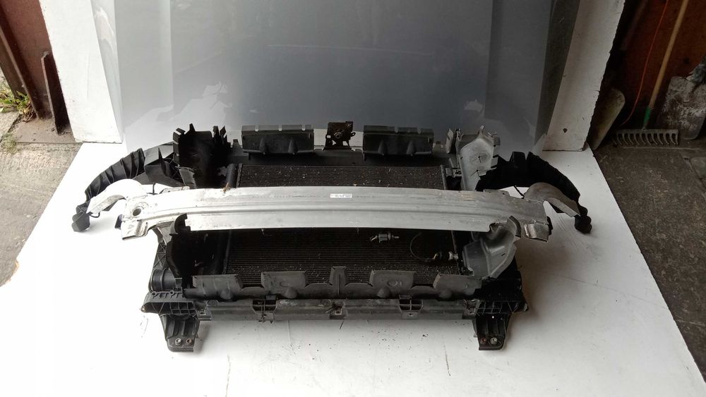 AUDI Q7 4M  Передня панель телевізор