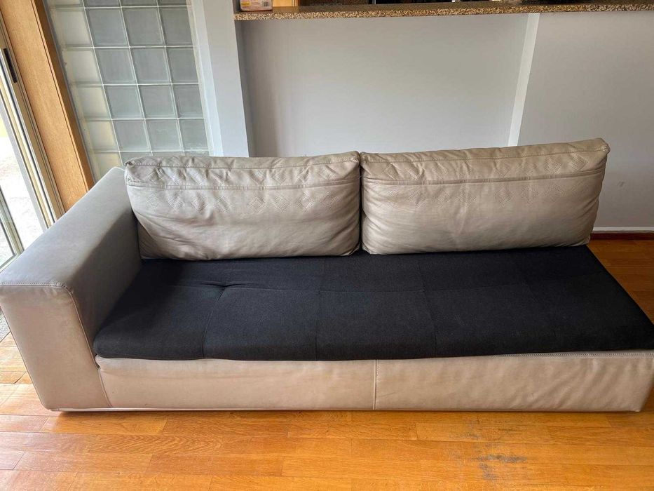 Vende-se Sofá usado, em bom estado, à venda por um preço baixo para libertar espaço.