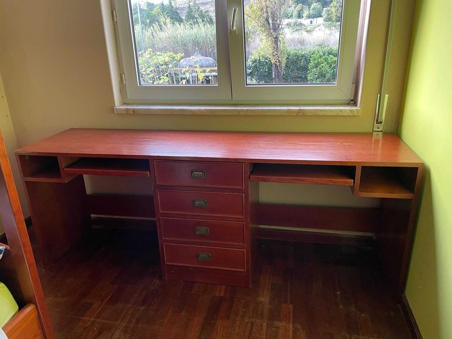 Vendo secretária dupla em madeira com 2 cadeiras